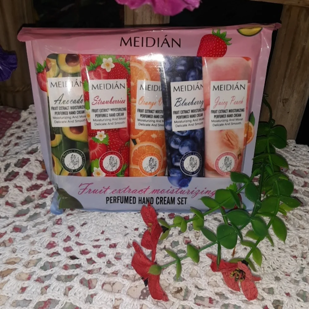 🆕LAST SET🌹FRUIT EXTRACT MOISTURIZING SCENTED HAND CREAM GIFT SET NEW IN BAG